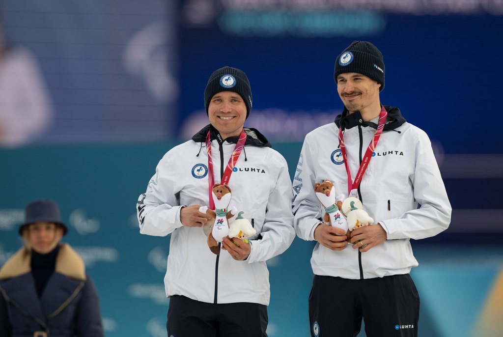 Inkki ja Reetu hopeamitalein ja maskotein palkittuna mitaliseremoniassa.